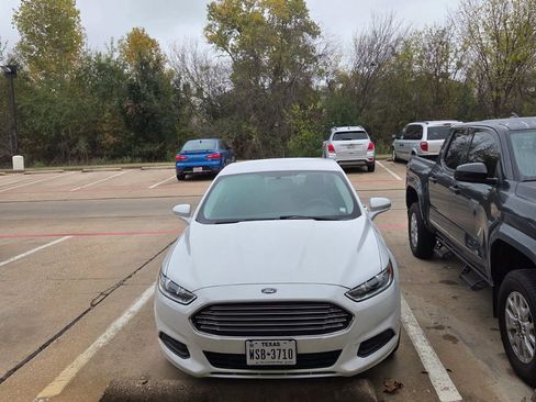 Used 2013 Ford Fusion SE FWD image 3