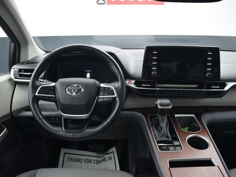 Used 2024 Toyota Sienna XLE FWD image 17