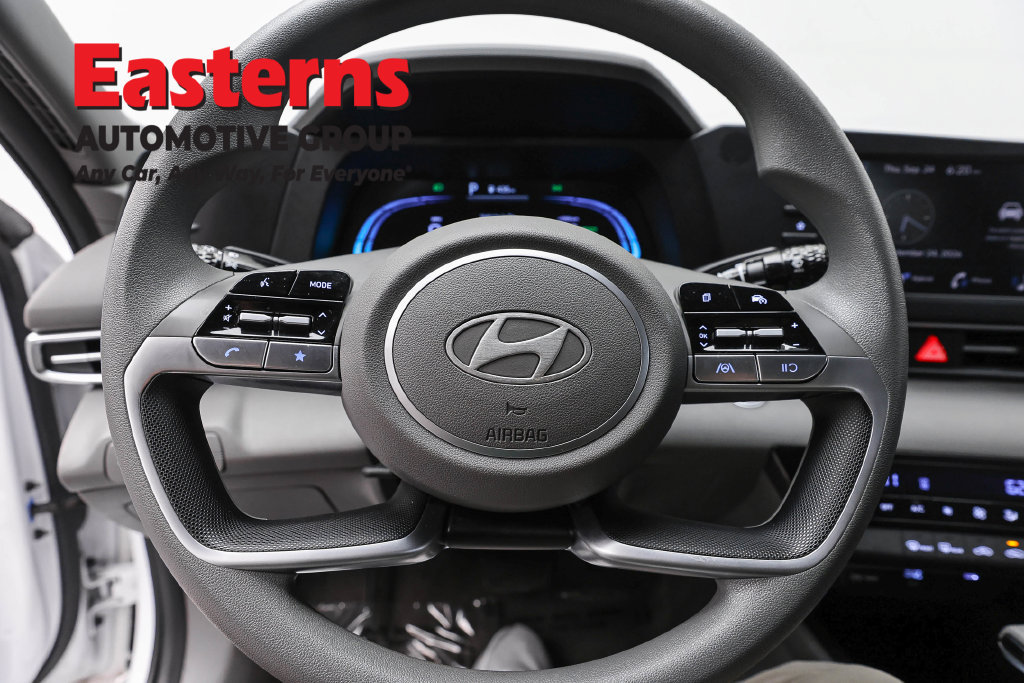 Used 2026 Hyundai Elantra Hybrid FWD image 11