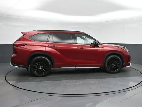 Used 2023 Toyota Highlander XSE FWD image 8