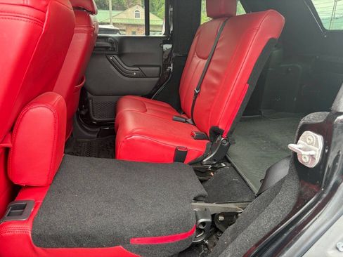 Used 2017 Jeep Wrangler Unlimited Rubicon AWD/4WD image 29