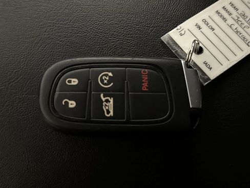 Used 2018 Jeep Cherokee Limited image 24