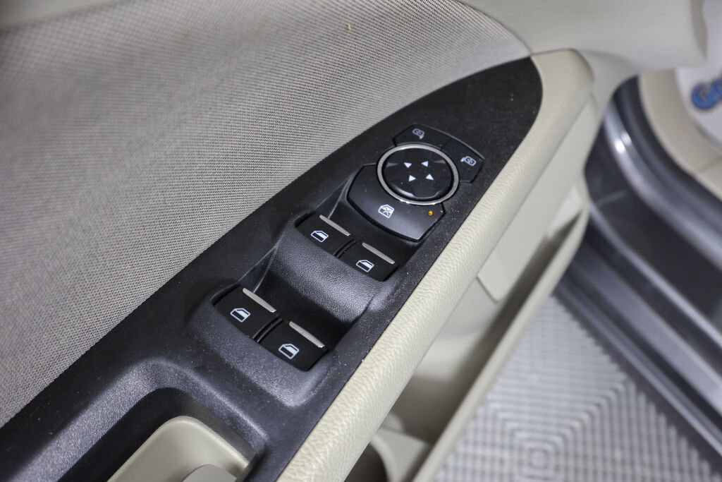 Used 2019 Ford Fusion SE FWD image 30