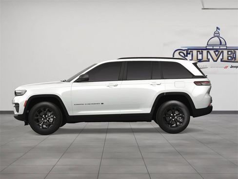 New 2025 Jeep Grand Cherokee Altitude image 3