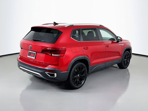Certified 2022 Volkswagen Taos SE image 9