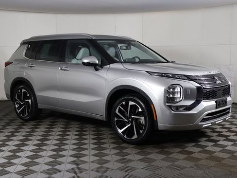 Used 2023 Mitsubishi Outlander SEL image 55