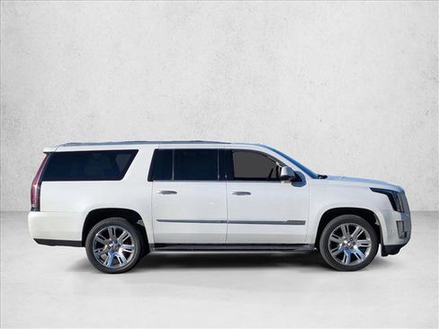 Used 2017 Cadillac Escalade ESV Luxury image 4
