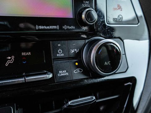 Used 2022 Toyota Highlander LE image 36