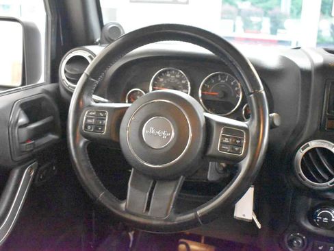 Used 2013 Jeep Wrangler Unlimited Sahara w/ Connectivity Group AWD/4WD image 16