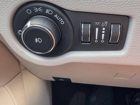 Used 2022 Chrysler Pacifica Touring-L FWD image 25