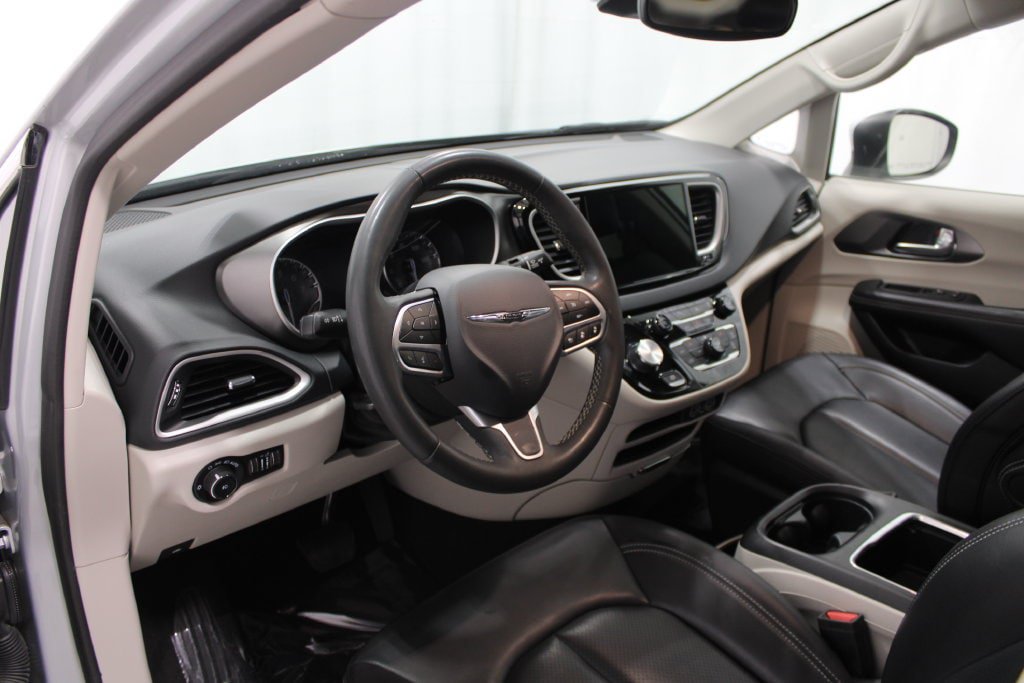 Used 2023 Chrysler Pacifica Touring-L FWD image 11