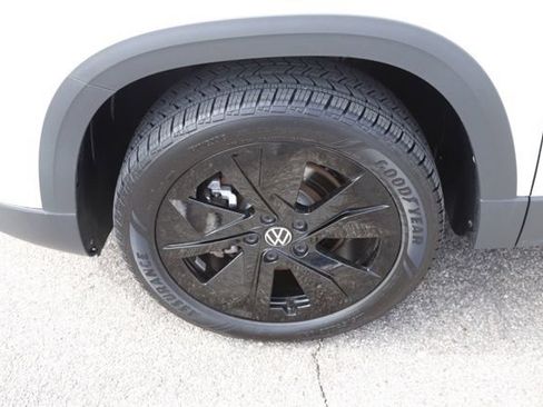Used 2025 Volkswagen Taos SE w/ Black Wheel Package FWD image 10