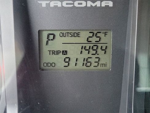 Used 2017 Toyota Tacoma SR image 24