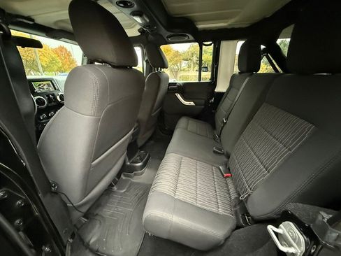 Used 2011 Jeep Wrangler Unlimited Rubicon w/ Connectivity Group image 30