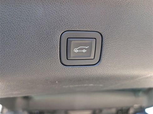 Used 2024 GMC Yukon XL Denali w/ Advanced Technology Package image 8