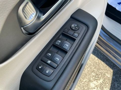 Used 2023 Chrysler Pacifica Touring-L FWD image 13