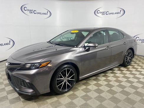 Used 2024 Toyota Camry SE FWD image 3