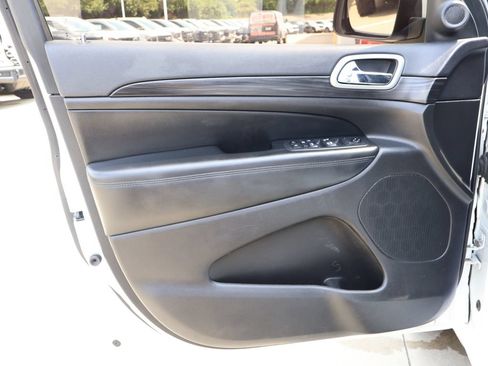 Used 2019 Jeep Grand Cherokee Altitude AWD/4WD image 11