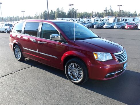 Used 2013 Chrysler Town & Country Touring-L w/ Entertainment Group #2 image 7