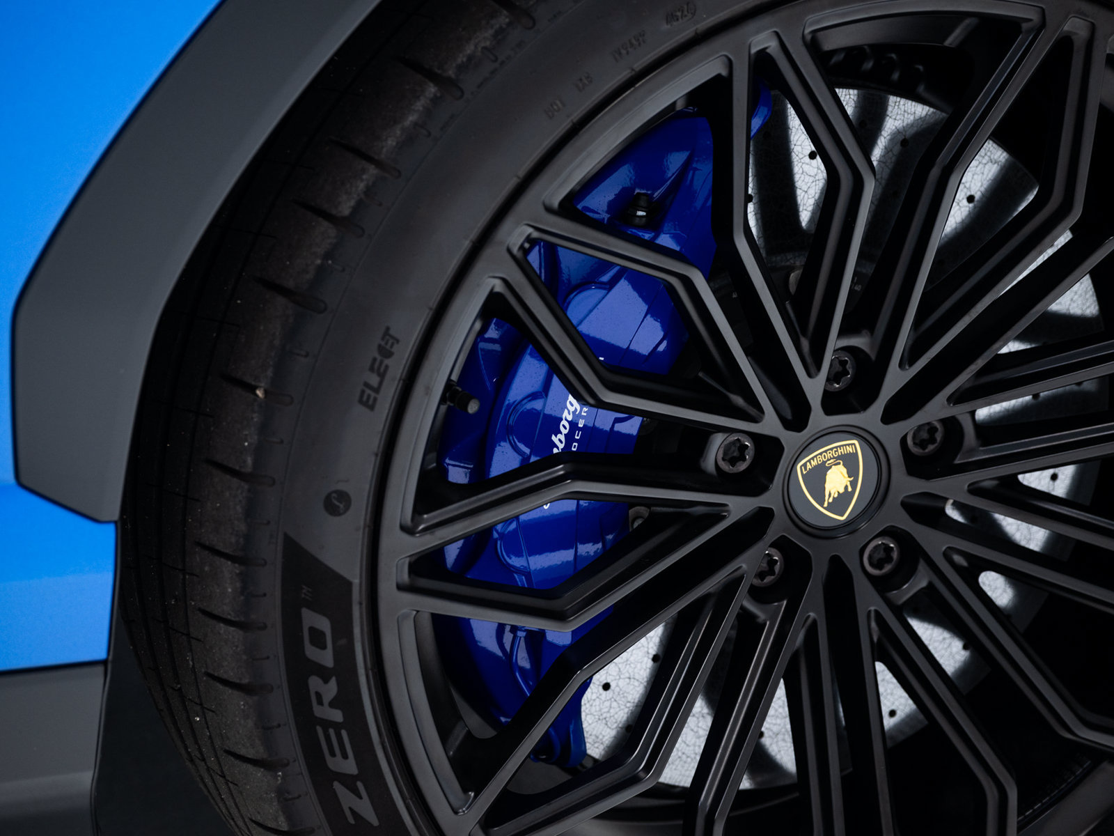 Used 2025 Lamborghini Urus SE AWD/4WD image 39
