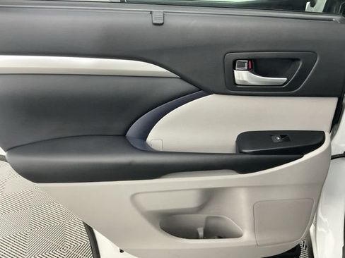 Used 2019 Toyota Highlander XLE AWD/4WD image 9
