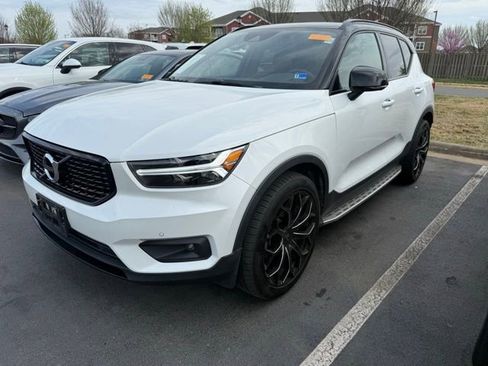 Used 2021 Volvo XC40 T5 R-Design image 2