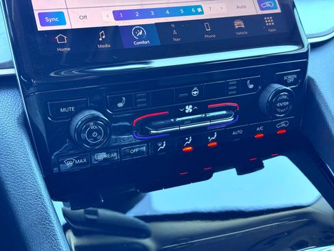 Used 2023 Jeep Grand Cherokee Limited w/ Black Appearance Package image 27