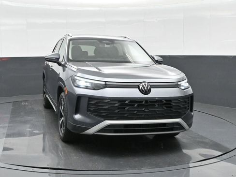 New 2025 Volkswagen Tiguan SE image 2