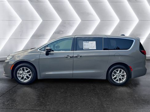 Used 2025 Chrysler Pacifica Select FWD image 2