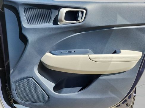 Used 2023 Hyundai Venue Limited FWD image 32