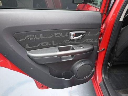 Used 2013 Kia Soul + FWD image 30