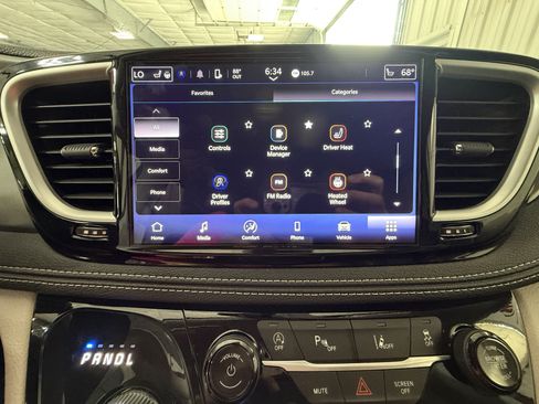 Used 2024 Chrysler Pacifica Touring-L FWD image 33