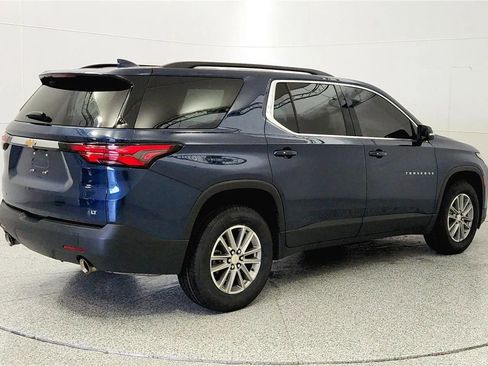Used 2023 Chevrolet Traverse LT FWD image 2
