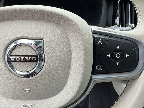 Used 2022 Volvo XC60 B5 Momentum w/ Climate Package image 29