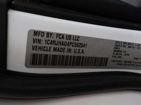 Used 2023 Jeep Grand Cherokee Altitude image 41