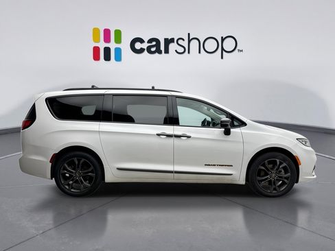 Used 2024 Chrysler Pacifica Touring-L w/ Road Tripper Package image 6