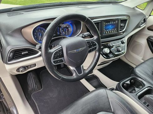 Used 2019 Chrysler Pacifica Touring-L FWD image 12