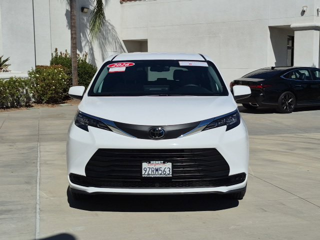 Used 2026 Toyota Sienna LE FWD image 2