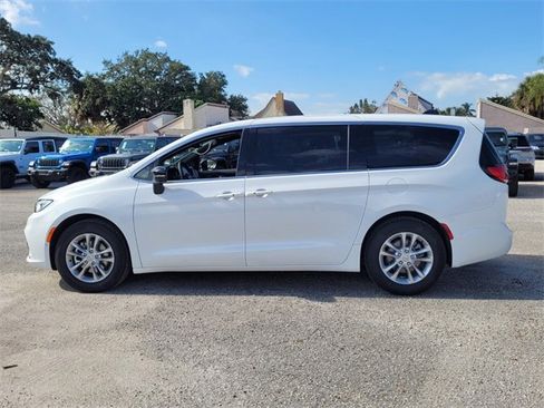 New 2026 Chrysler Pacifica Select image 4