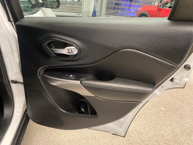 Used 2019 Jeep Cherokee Latitude FWD image 12