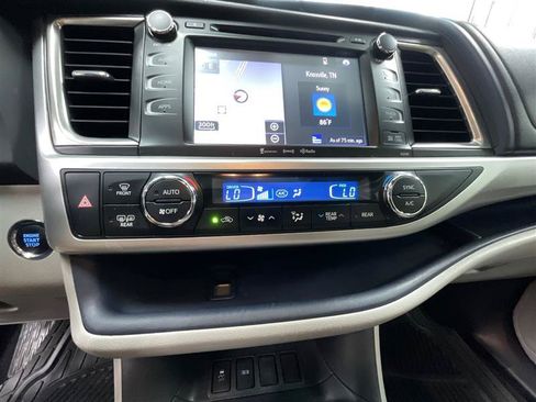 Used 2019 Toyota Highlander XLE FWD image 17