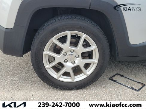 Used 2020 Jeep Renegade Latitude FWD image 7