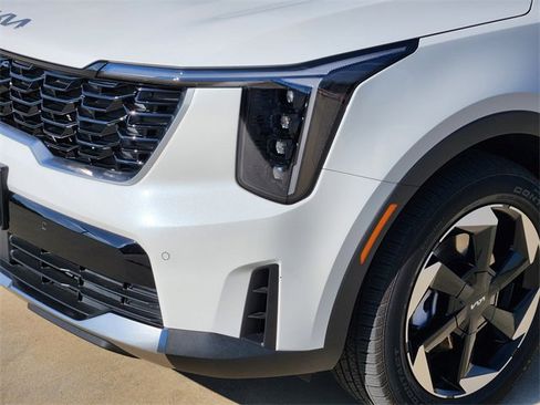 Certified 2025 Kia Sorento EX image 9