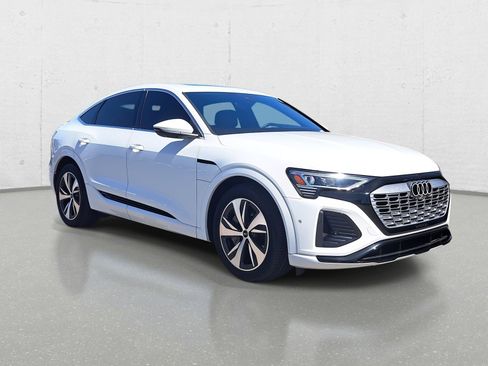 Used 2024 Audi Q8 e-tron Premium Plus image 3