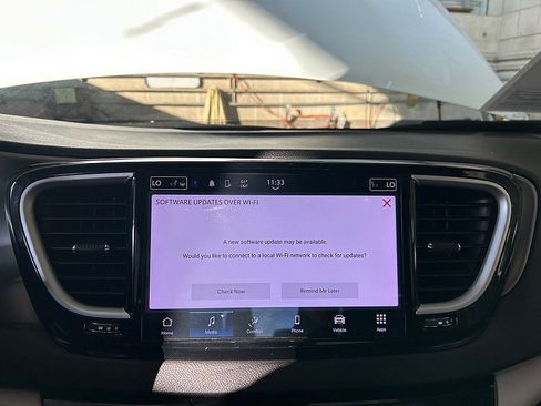 Used 2023 Chrysler Pacifica Touring-L image 20