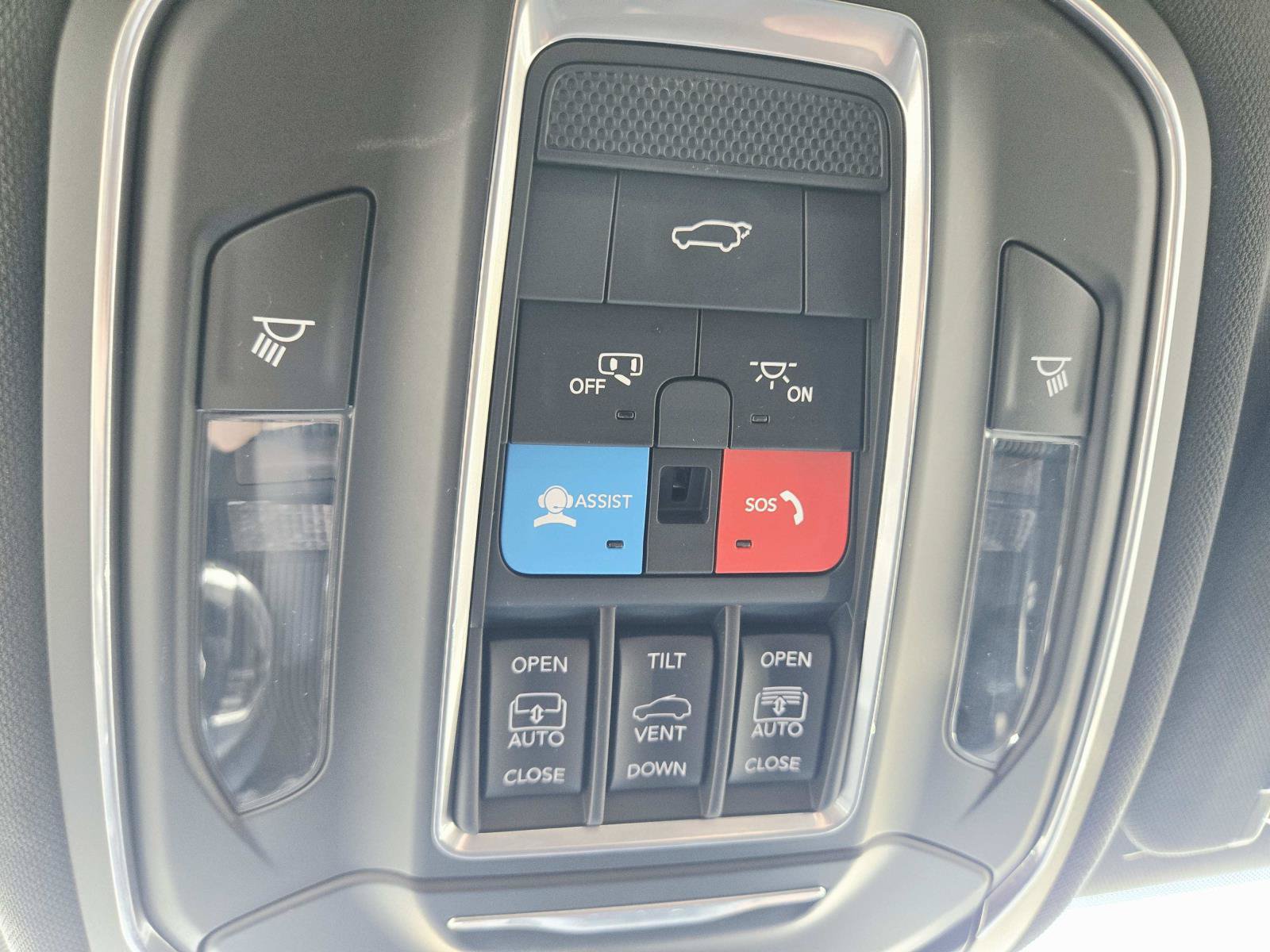 Used 2025 Jeep Grand Cherokee Overland AWD/4WD image 36