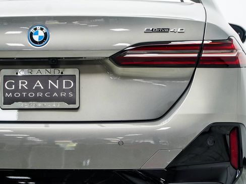 Used 2026 BMW i5 eDrive40 w/ M Sport Package RWD image 16
