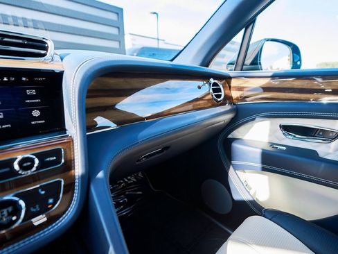 Used 2021 Bentley Bentayga image 75