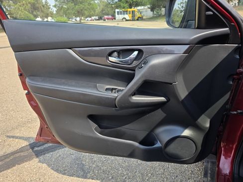Used 2019 Nissan Rogue SV AWD/4WD image 13