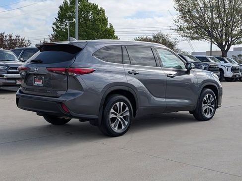 Used 2021 Toyota Highlander XLE image 6
